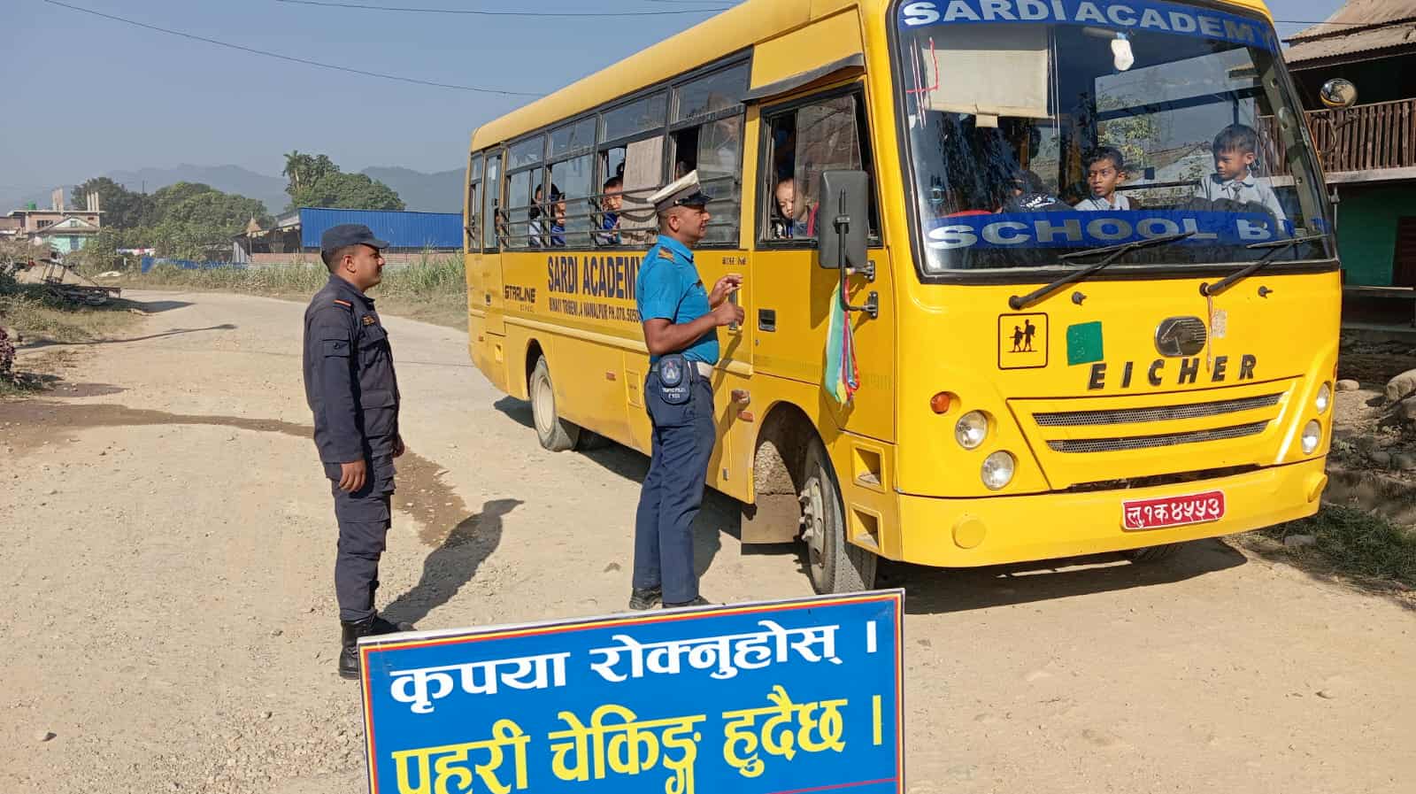 ट्राफिकको निगरानीमा विद्यालय / कलेजका बस
